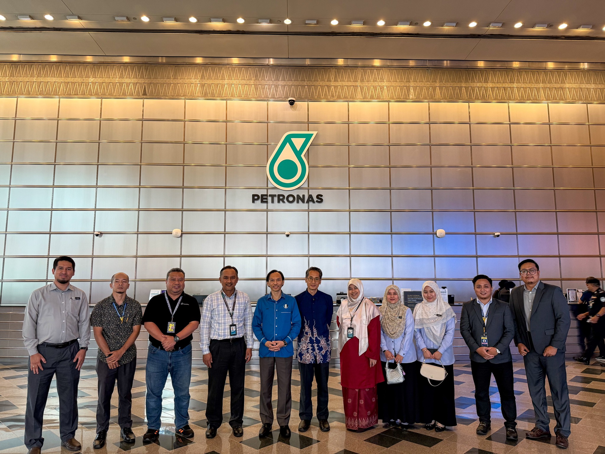 KUNJUNGAN MAIDAM KE PETRONAS